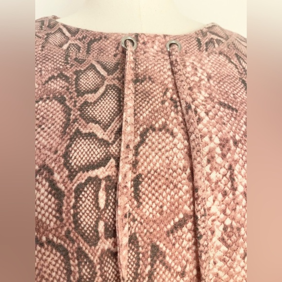Seven Forty Two Women’s Pink Snake Print Blouse too | Size L - Picture 8 of 12